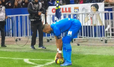 德甲半场：卡尔、奥利塞互送传射，拜仁暂2-2弗赖堡（德甲半场战报：卡尔与奥利塞互相传射，拜仁暂与弗赖堡2比2）