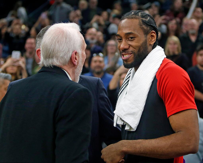 詹姆斯篮板表现抢眼，助球队逆转（詹姆斯篮板统治全场，带队上演逆转）