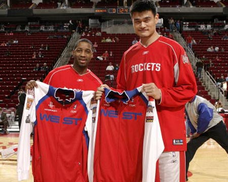 射门时致弗朗西斯重伤，田中碧被换下后立即找到加纳主帅道歉（射门致弗朗西斯重伤，田中碧被换下后当面向加纳主帅致歉）