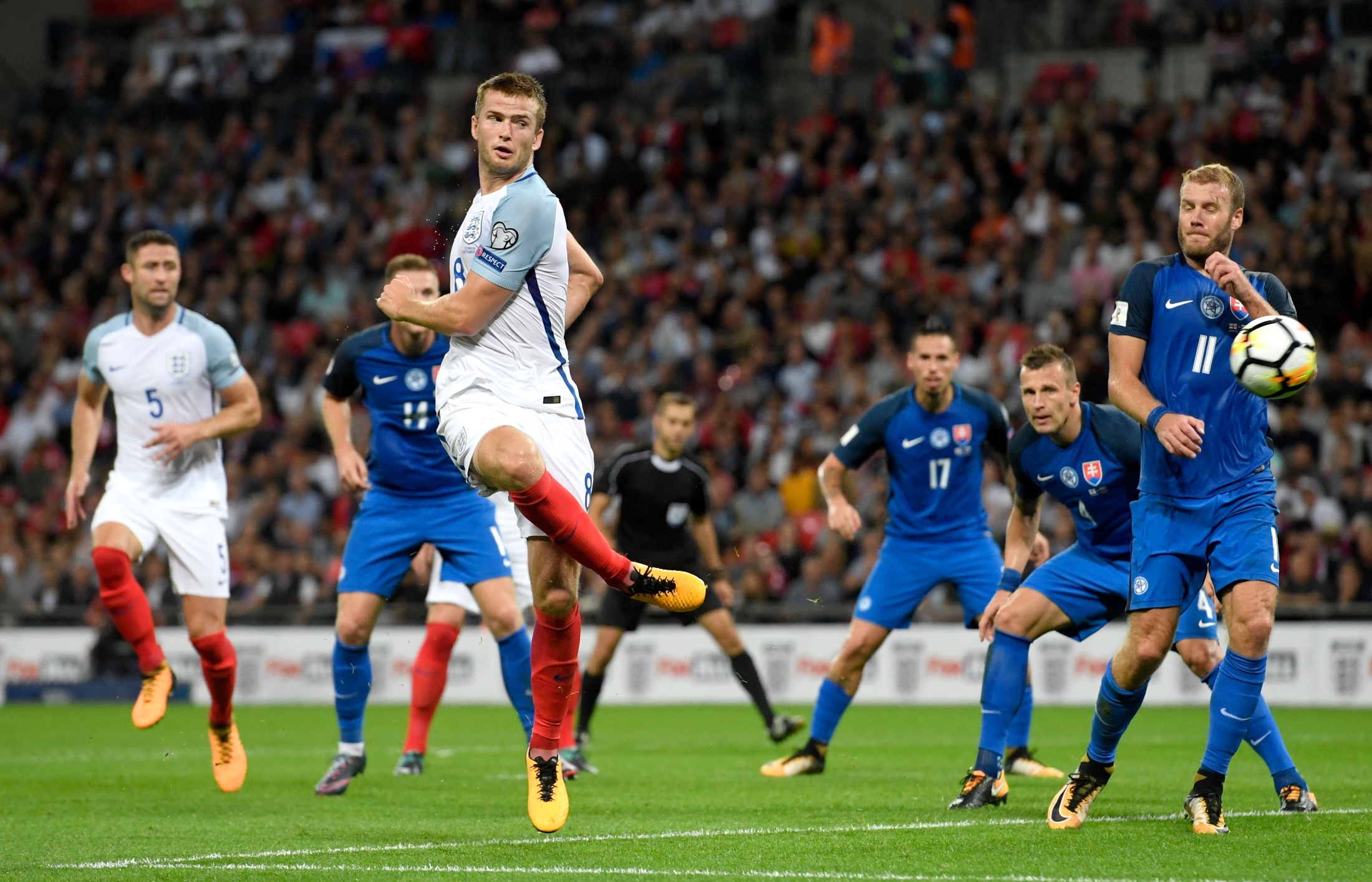 足球报：申花将利用今年最后两场亚冠来决定人员的去留（足球报：申花将以年内最后两场亚冠为考察依据确定人员去留）