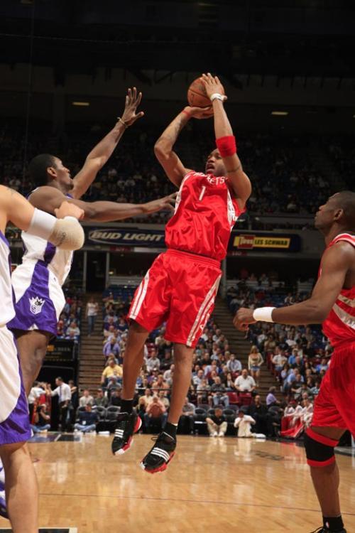 扣爽了！洛夫顿半场4中3得到9分4篮板3助攻（状态火热！洛夫顿半场4投3中，拿下9分4板3助）