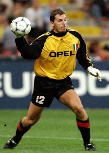 德媒：拜仁密切关注艾希霍恩，赫塔希望将解约金提高至2000万（德媒称拜仁紧盯艾希霍恩，赫塔拟将解约金上调至2000万）